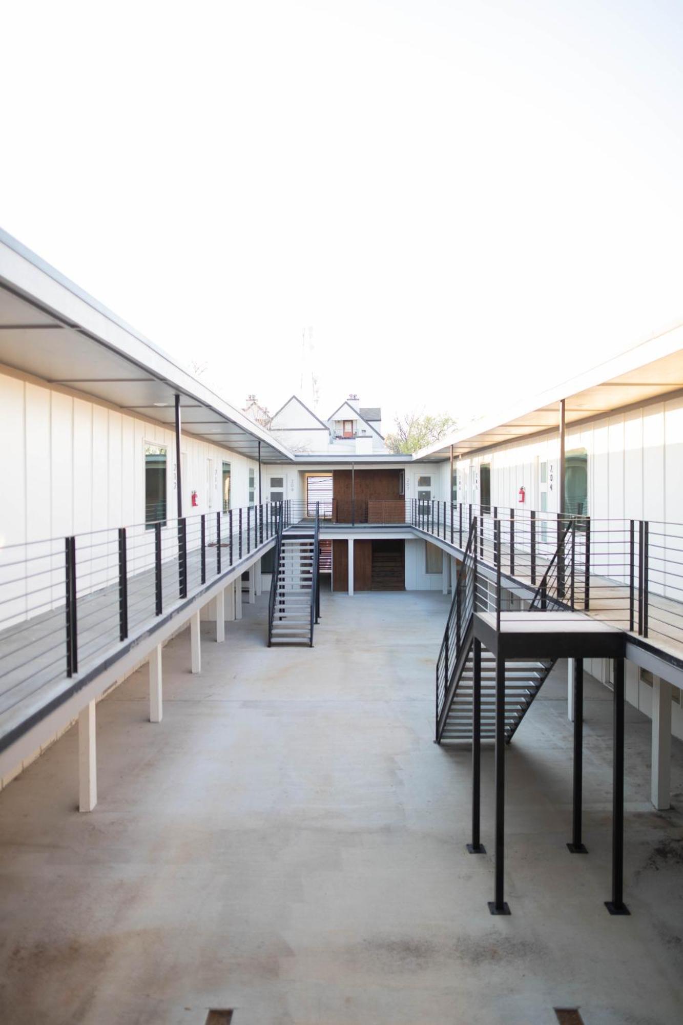 Apartment 1br 1b Contemporary Chrome Escape