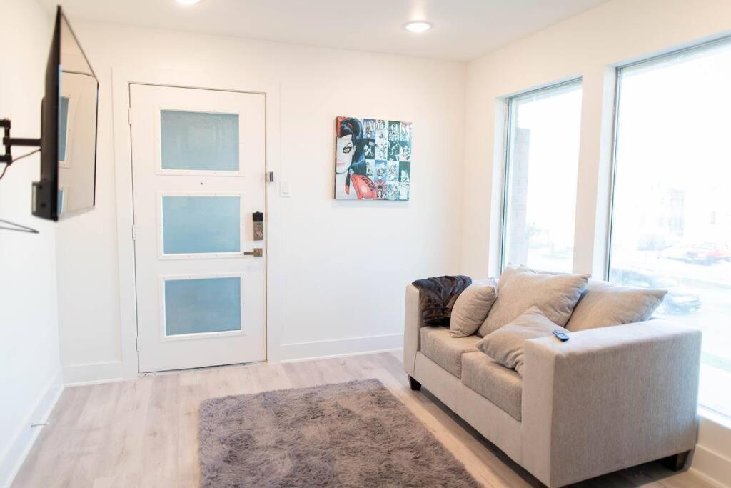 1br 1b Contemporary Chrome Escape * Dallas