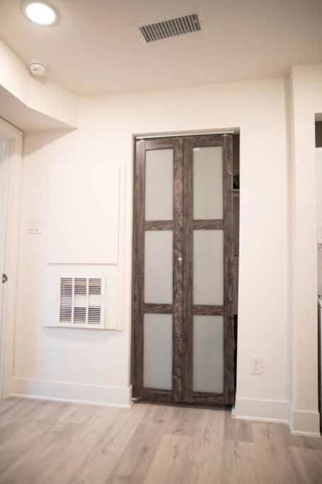 1br 1b Contemporary Chrome Escape