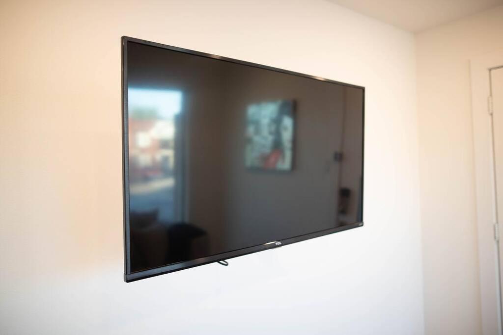 1br 1b Contemporary Chrome Escape Apartment *