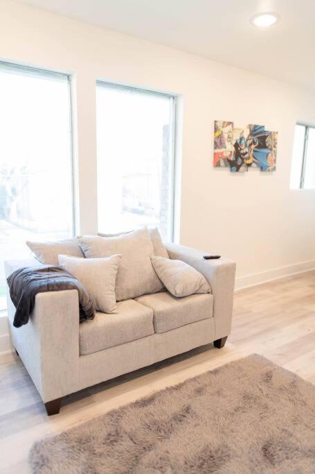 1br 1b Contemporary Chrome Escape Apartment *