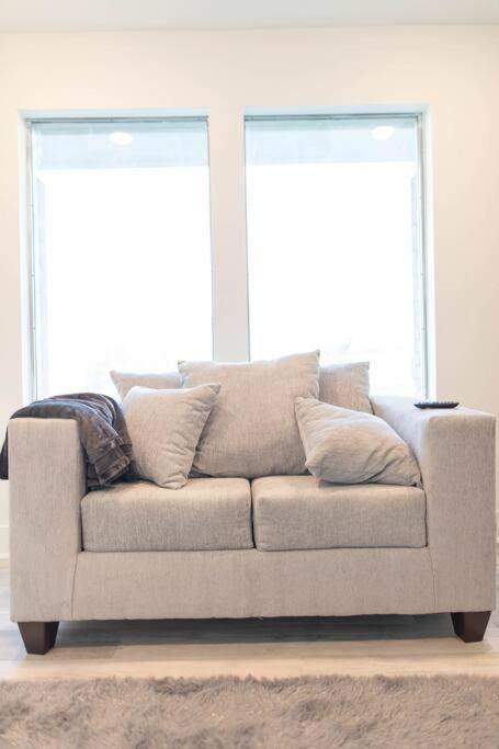 Apartment 1br 1b Contemporary Chrome Escape *