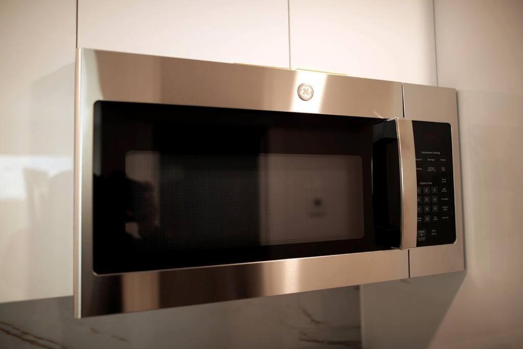 1br 1b Contemporary Chrome Escape *
