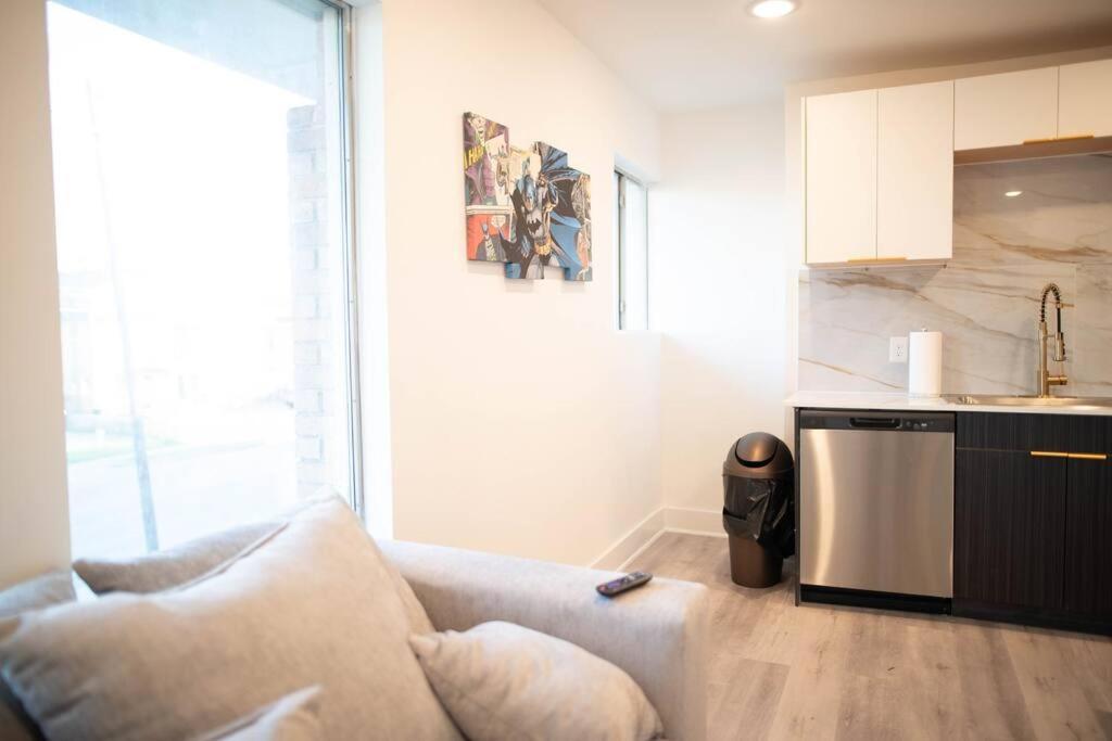 1br 1b Contemporary Chrome Escape Apartment Dallas