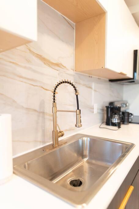 1br 1b Contemporary Chrome Escape Apartment *