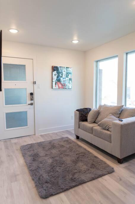 Apartment 1br 1b Contemporary Chrome Escape