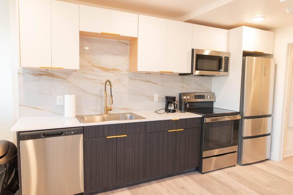 1br 1b Contemporary Chrome Escape *