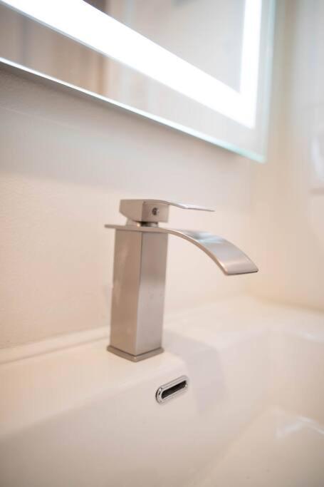 1br 1b Contemporary Chrome Escape