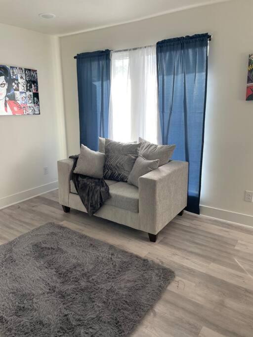 1br 1b Contemporary Chrome Escape