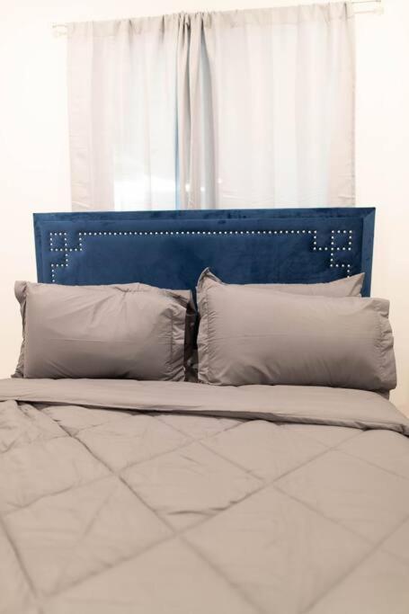 Apartment 1br 1b Contemporary Chrome Escape *