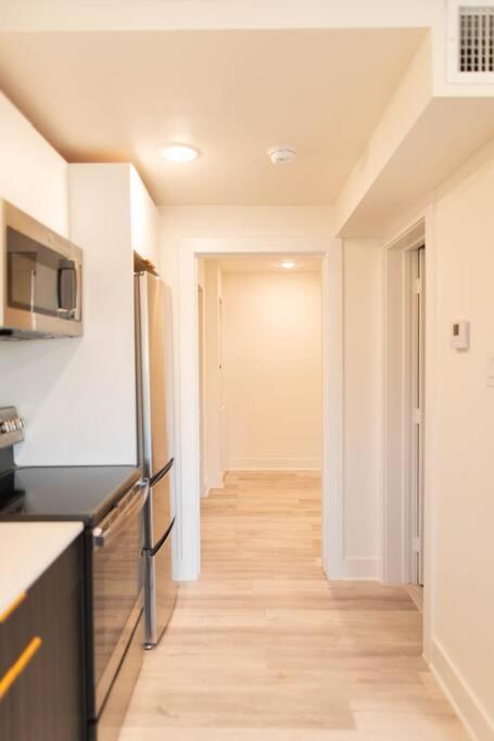 1br 1b Contemporary Chrome Escape Apartment *