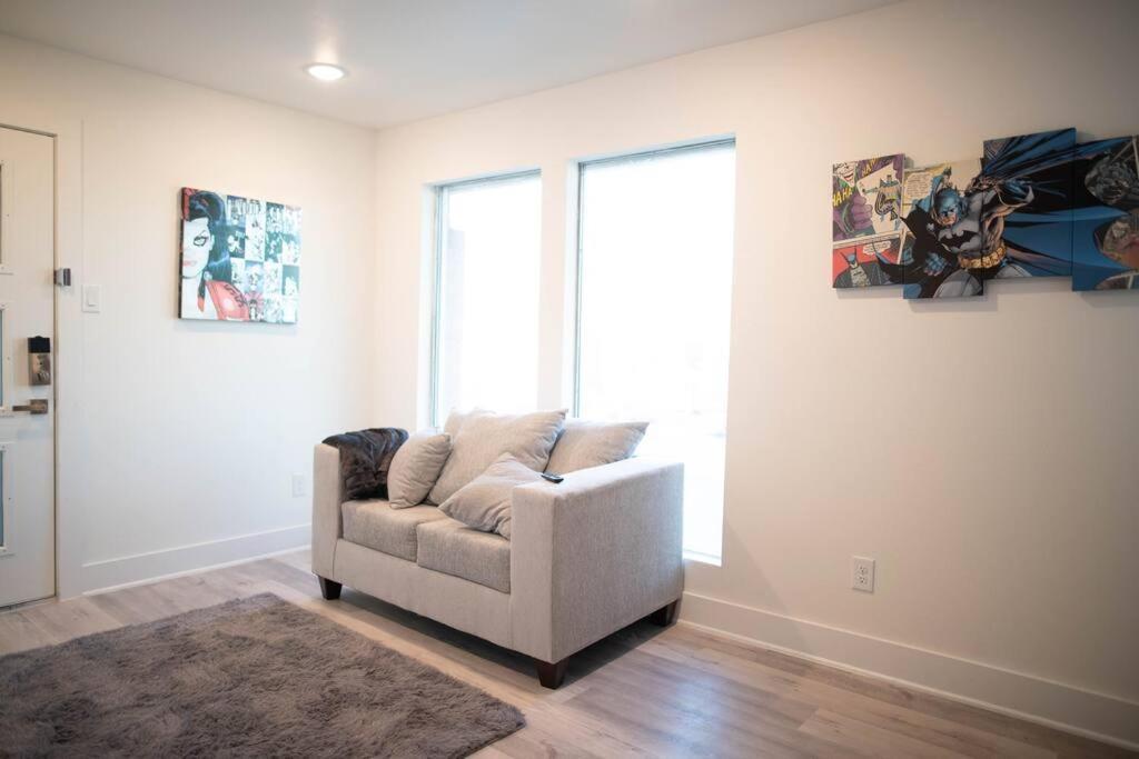 Apartment 1br 1b Contemporary Chrome Escape