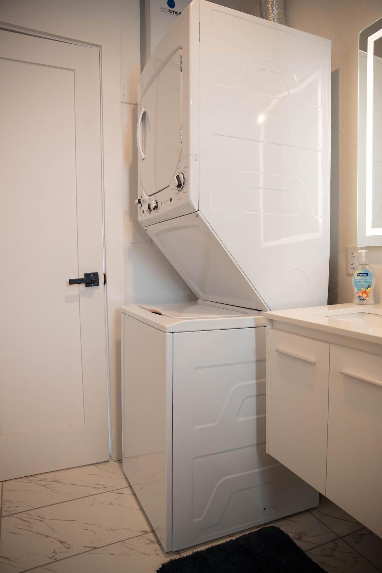 1br 1b Contemporary Chrome Escape * Dallas