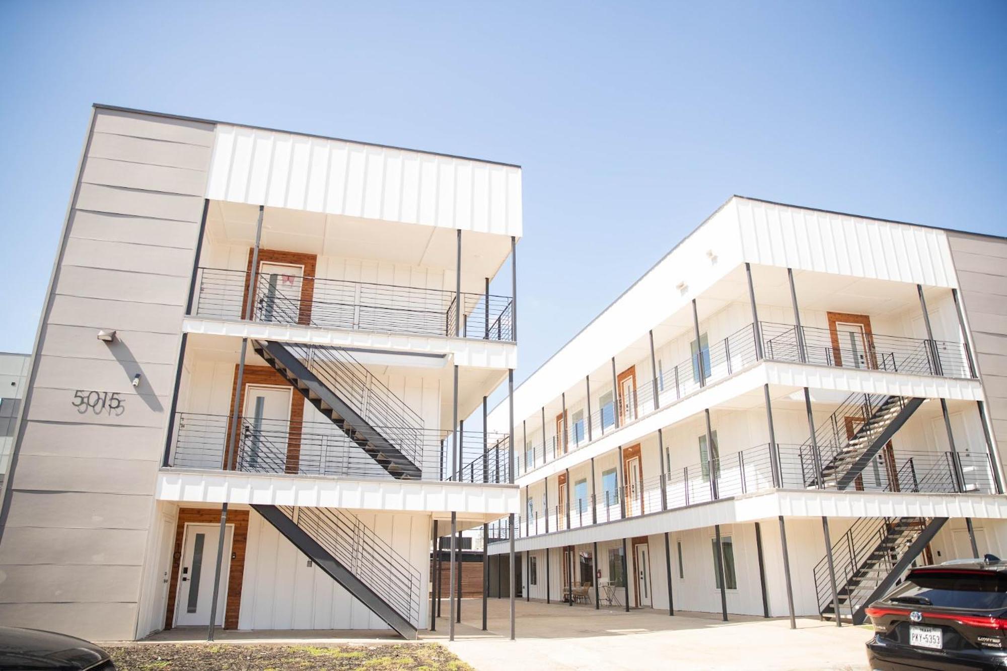 1br 1b Contemporary Chrome Escape Dallas