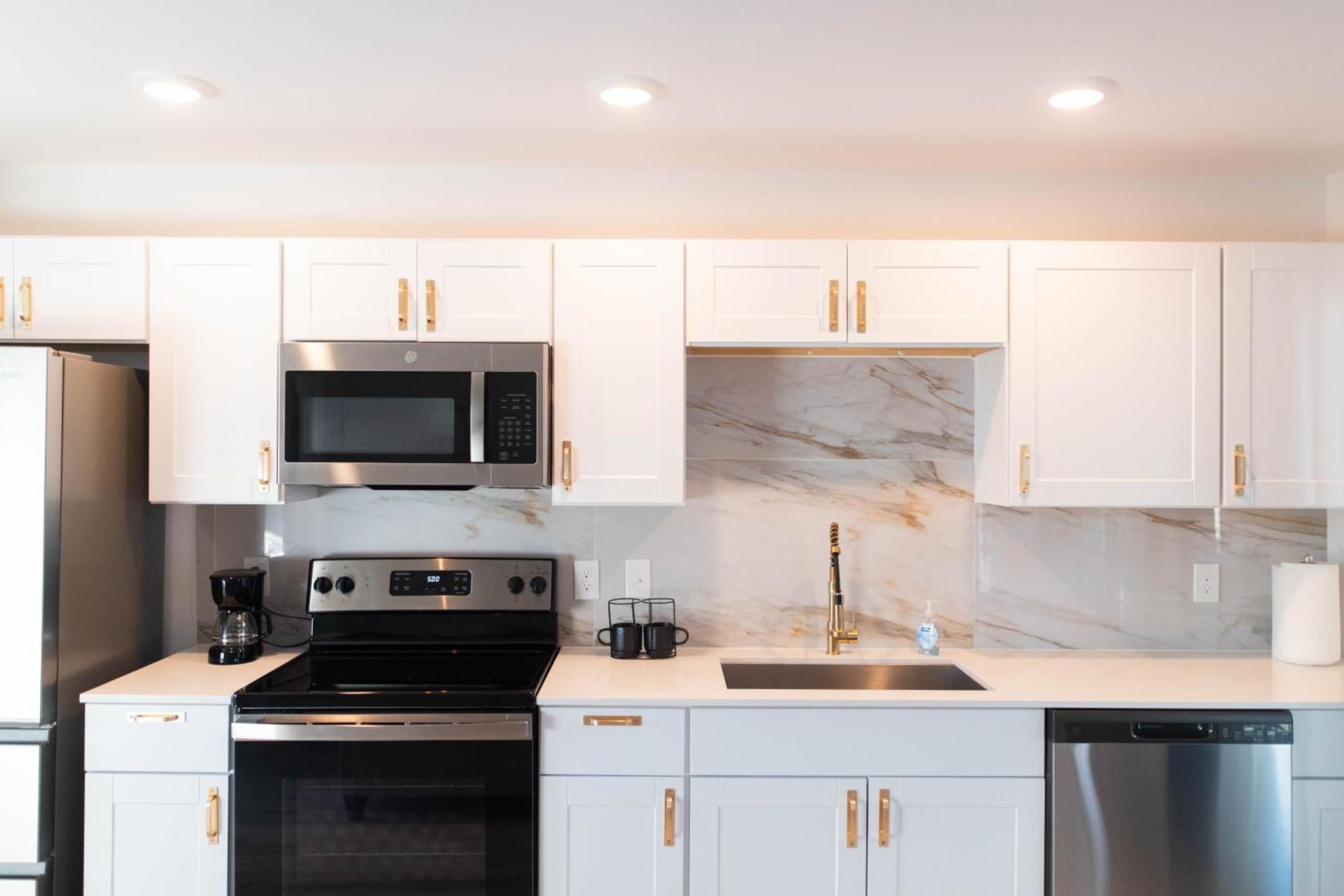 1br 1b Contemporary Chrome Escape