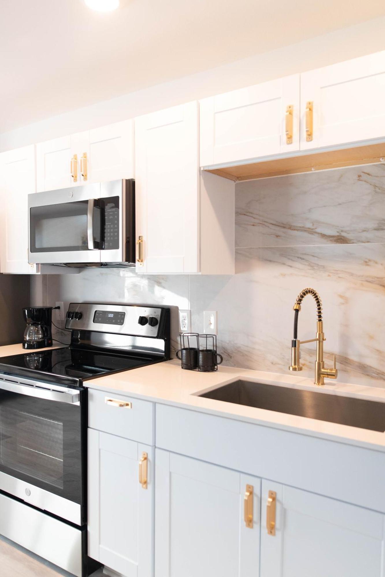 1br 1b Contemporary Chrome Escape Apartment *