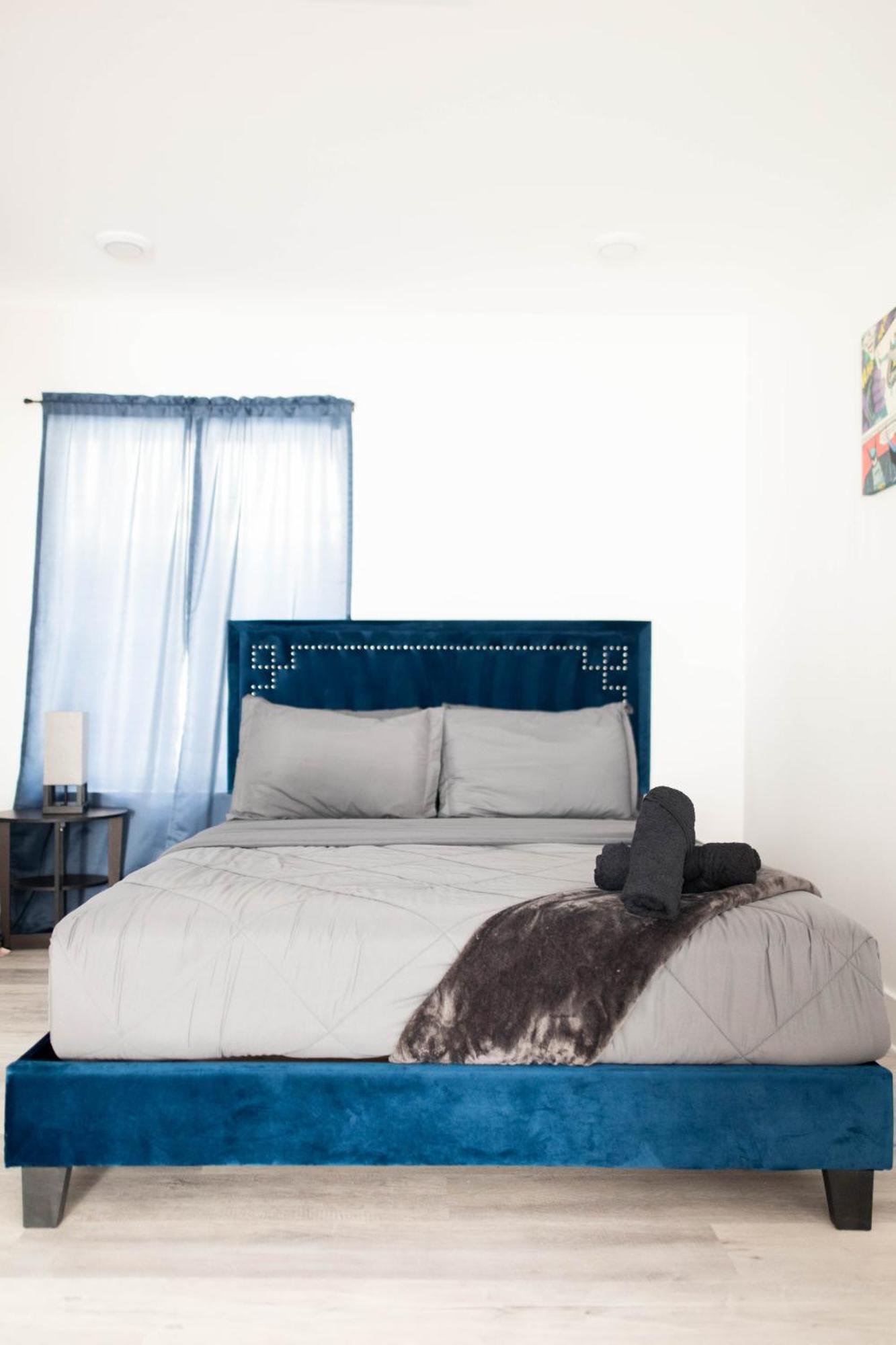 Apartment 1br 1b Contemporary Chrome Escape
