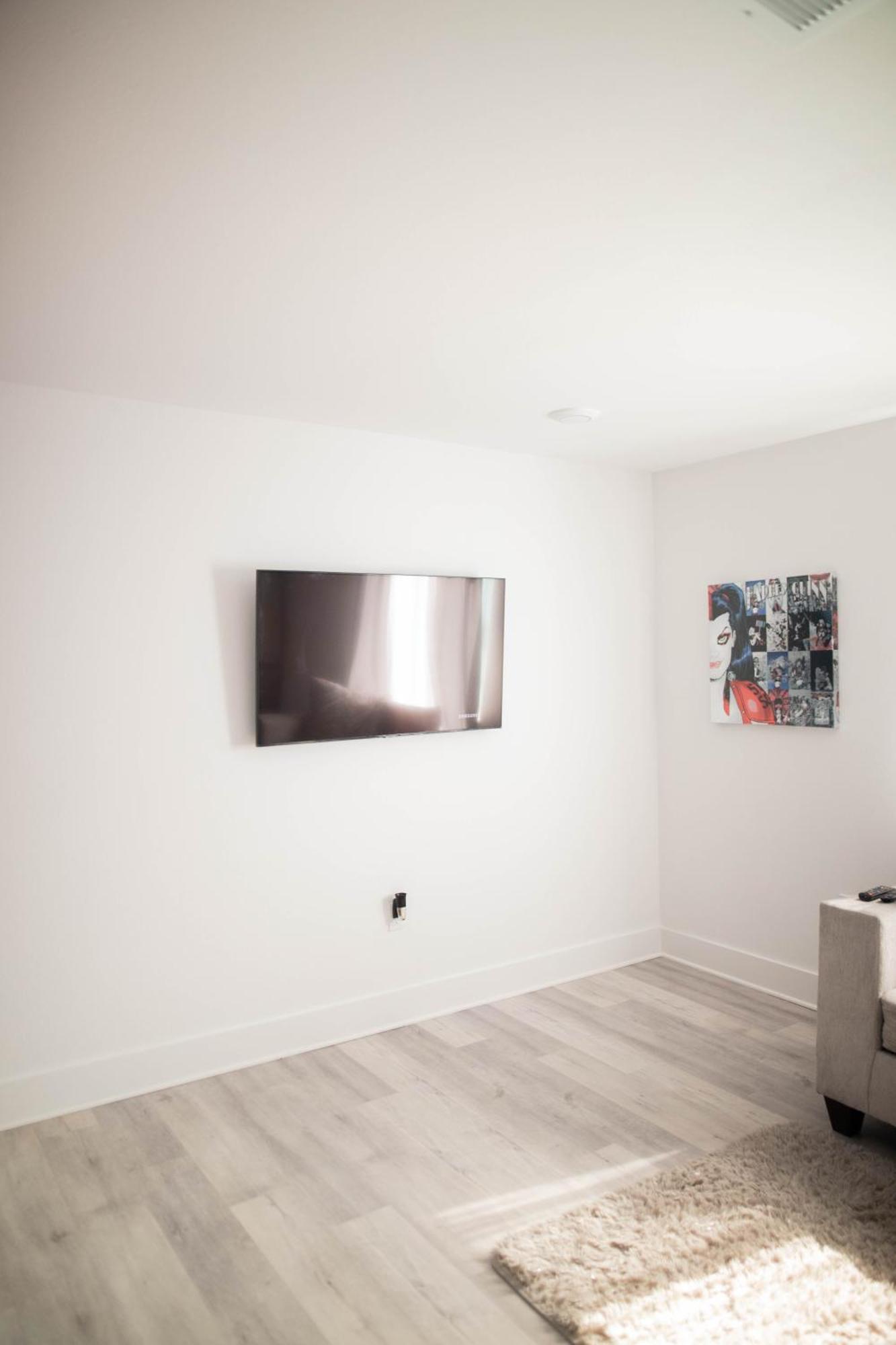 1br 1b Contemporary Chrome Escape Apartment