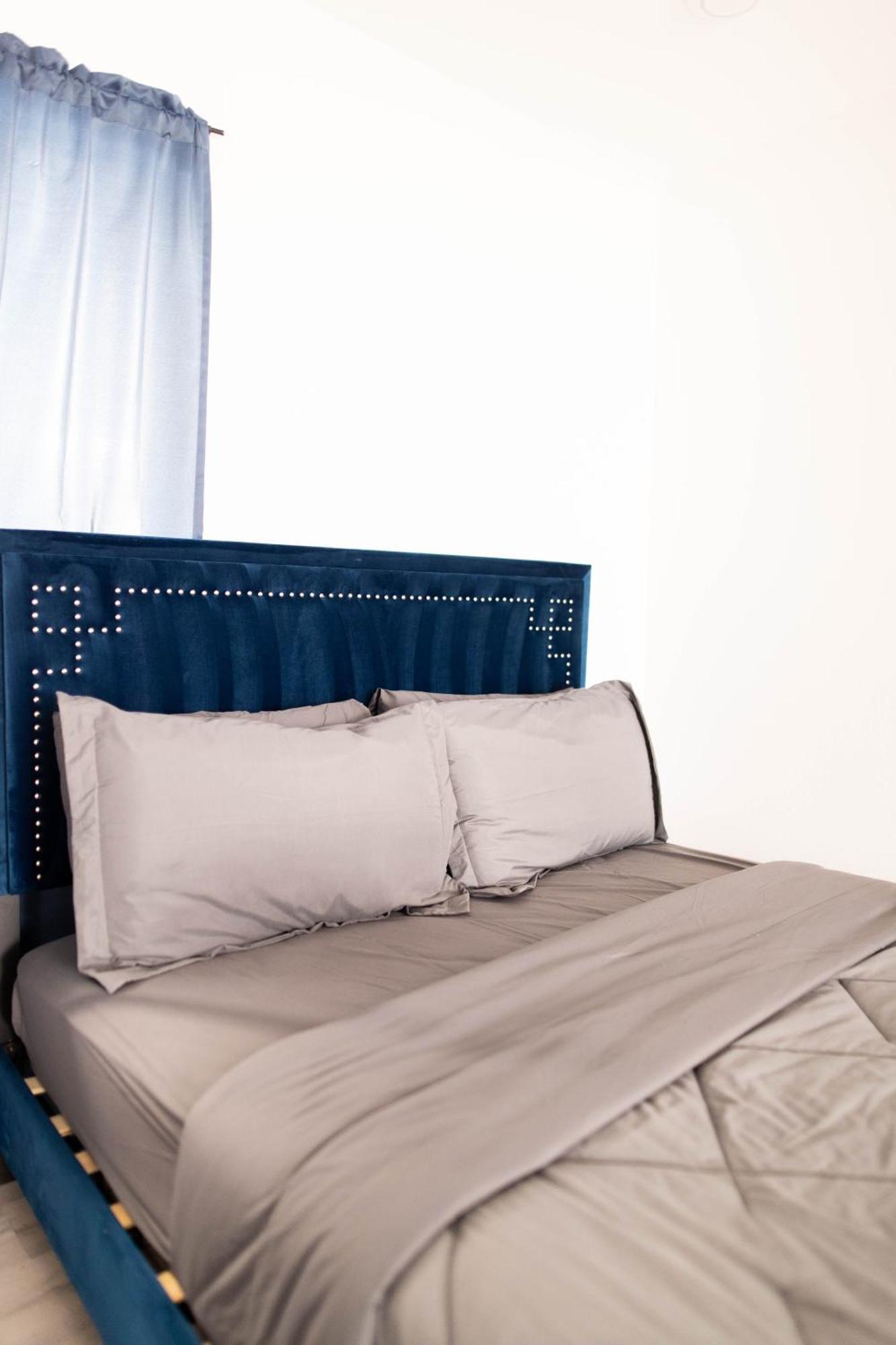 1br 1b Contemporary Chrome Escape Apartment Dallas