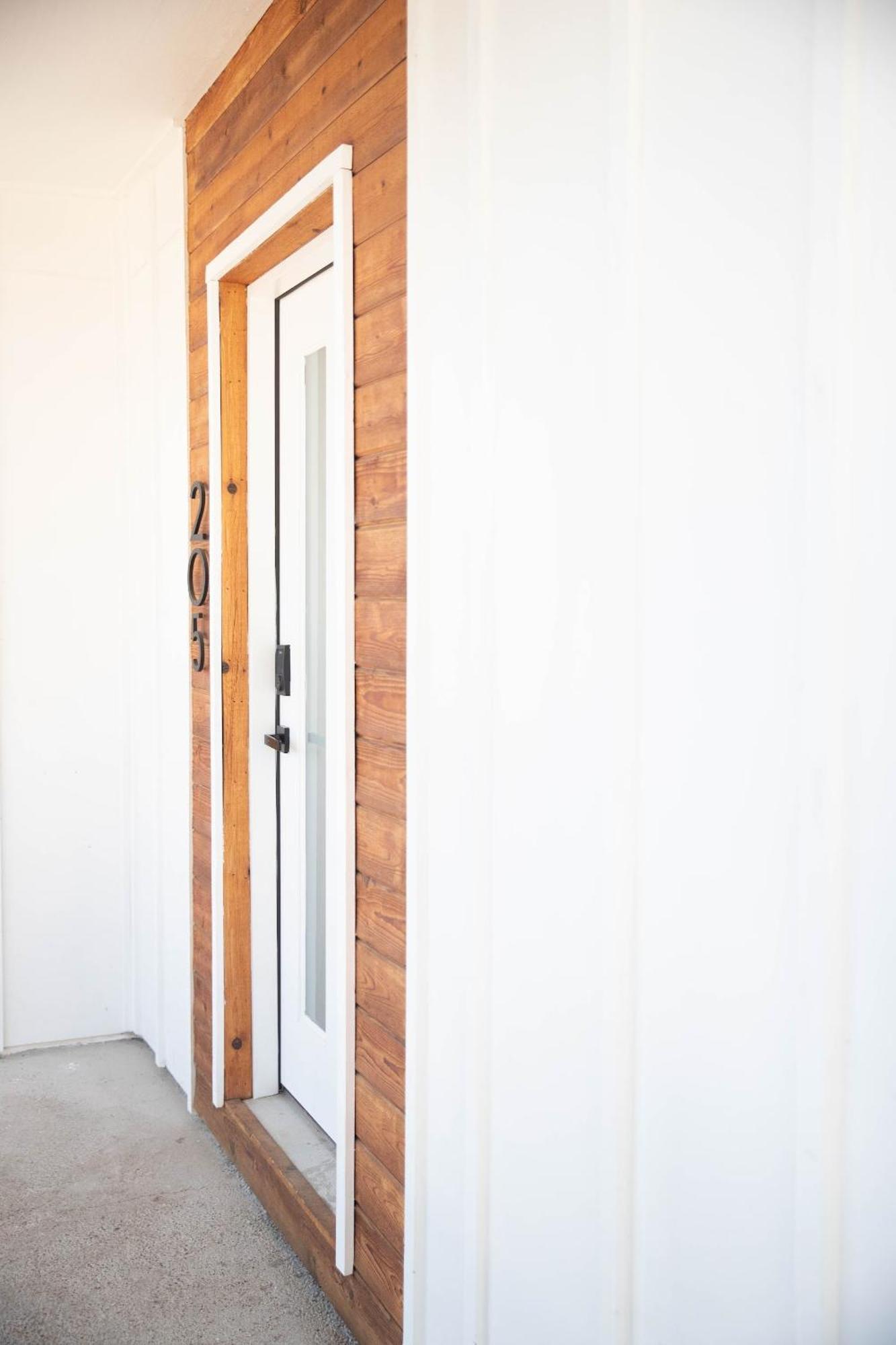 1br 1b Contemporary Chrome Escape *