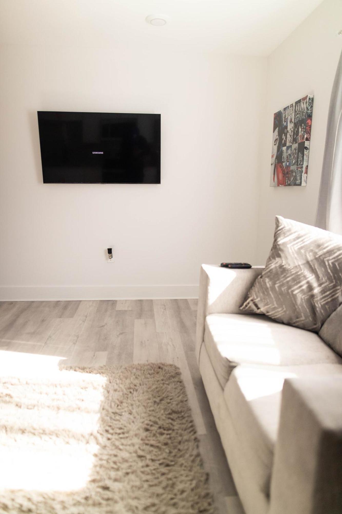 1br 1b Contemporary Chrome Escape Apartment Dallas