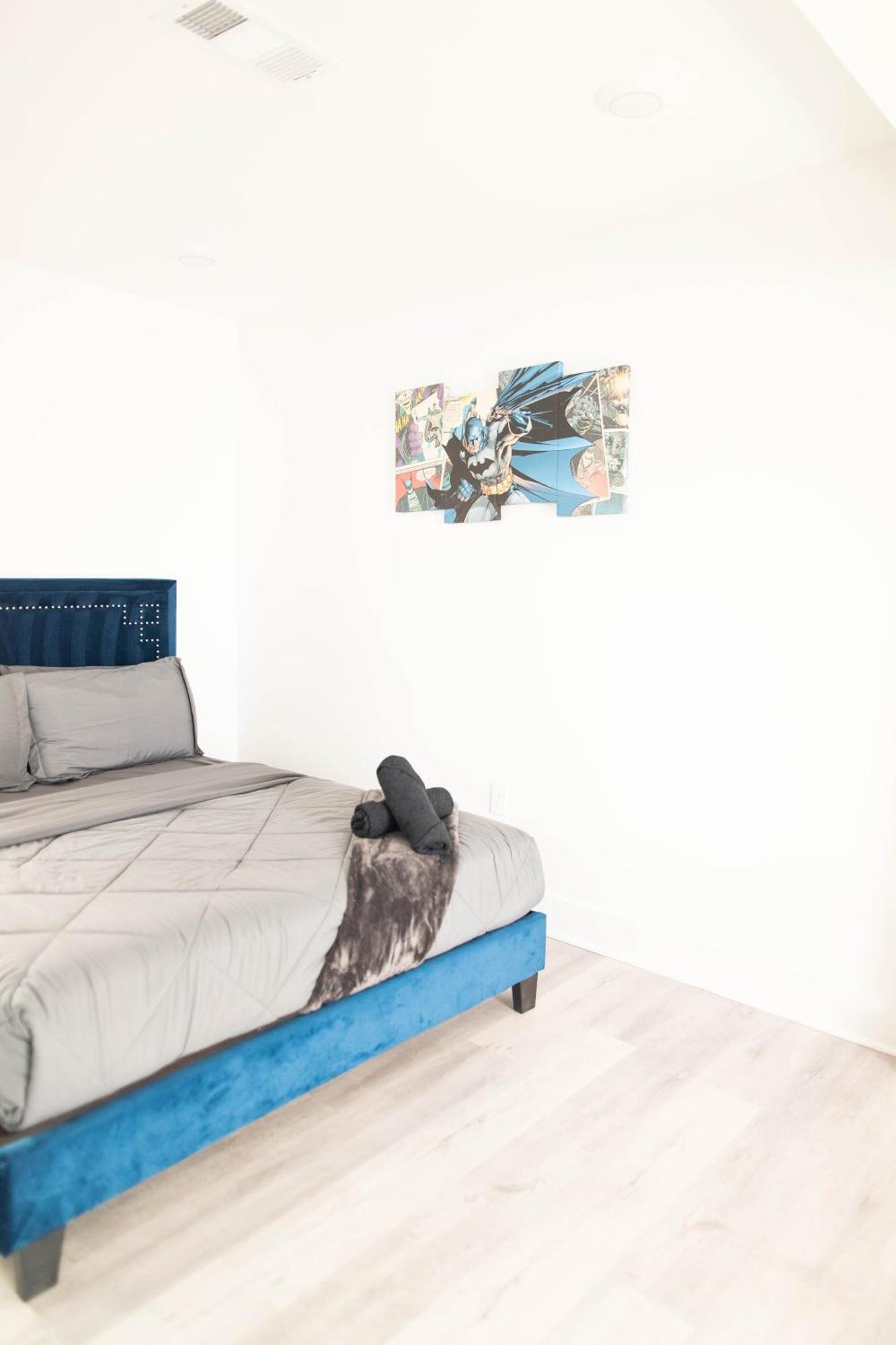 1br 1b Contemporary Chrome Escape Apartment