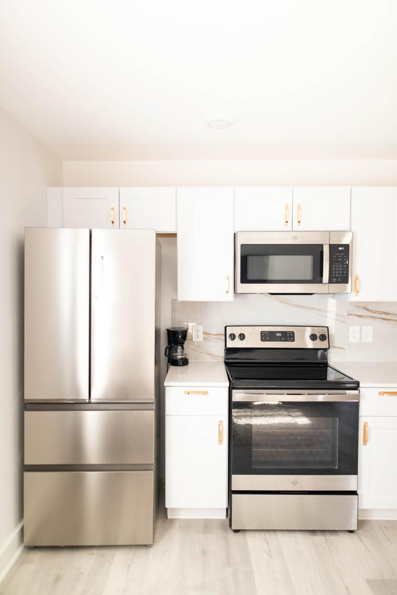Apartment 1br 1b Contemporary Chrome Escape *