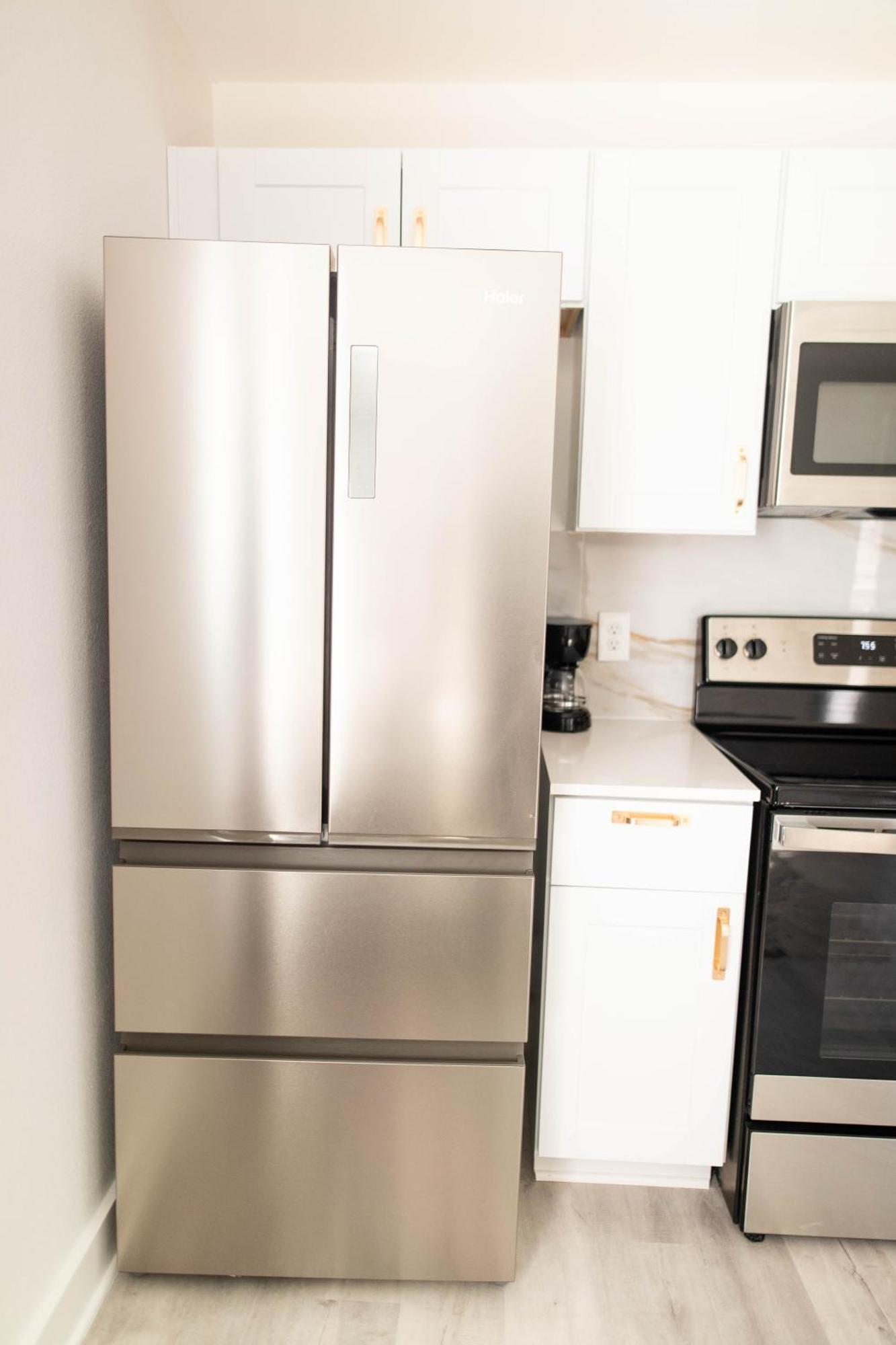 1br 1b Contemporary Chrome Escape Apartment *