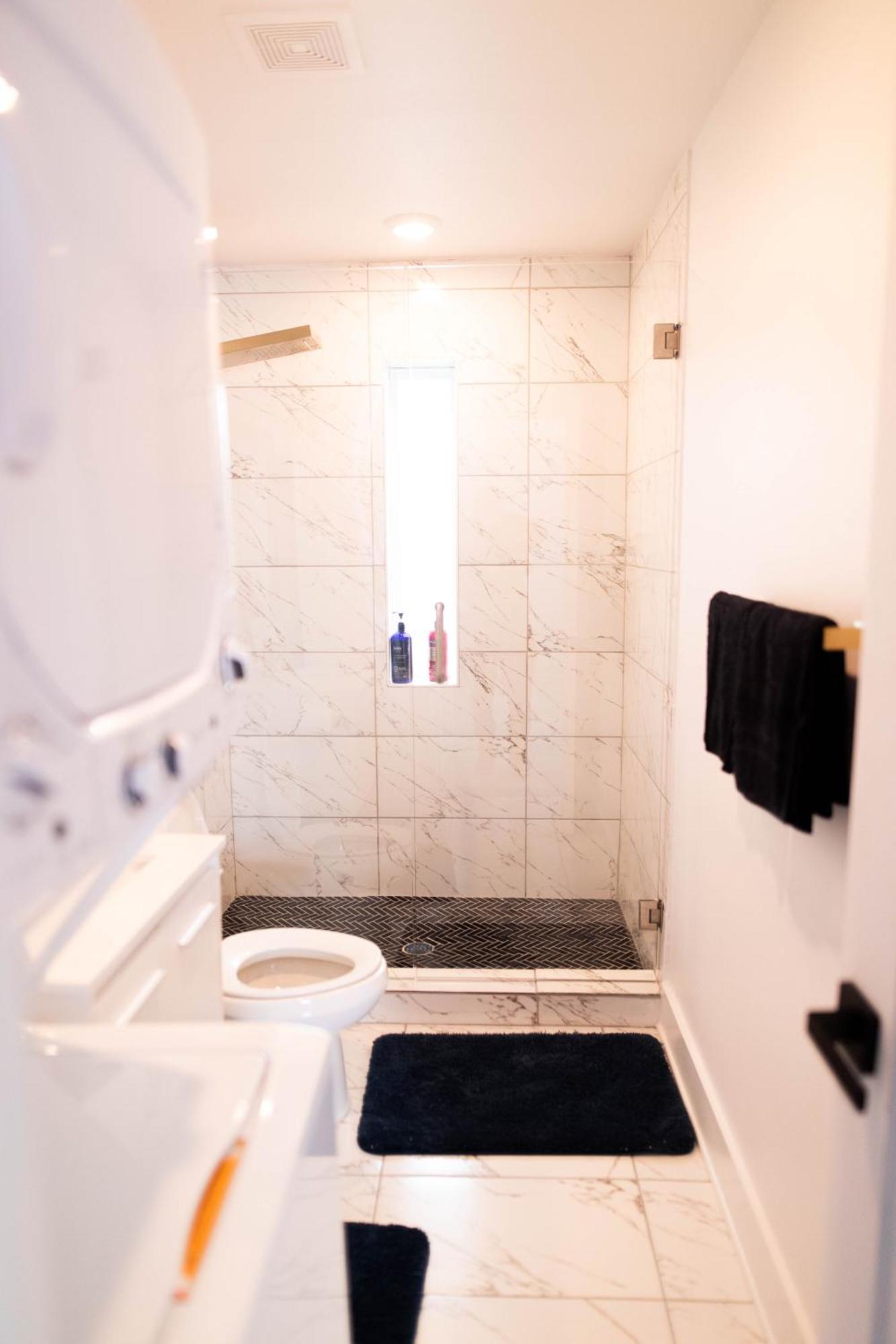 1br 1b Contemporary Chrome Escape Apartment Dallas