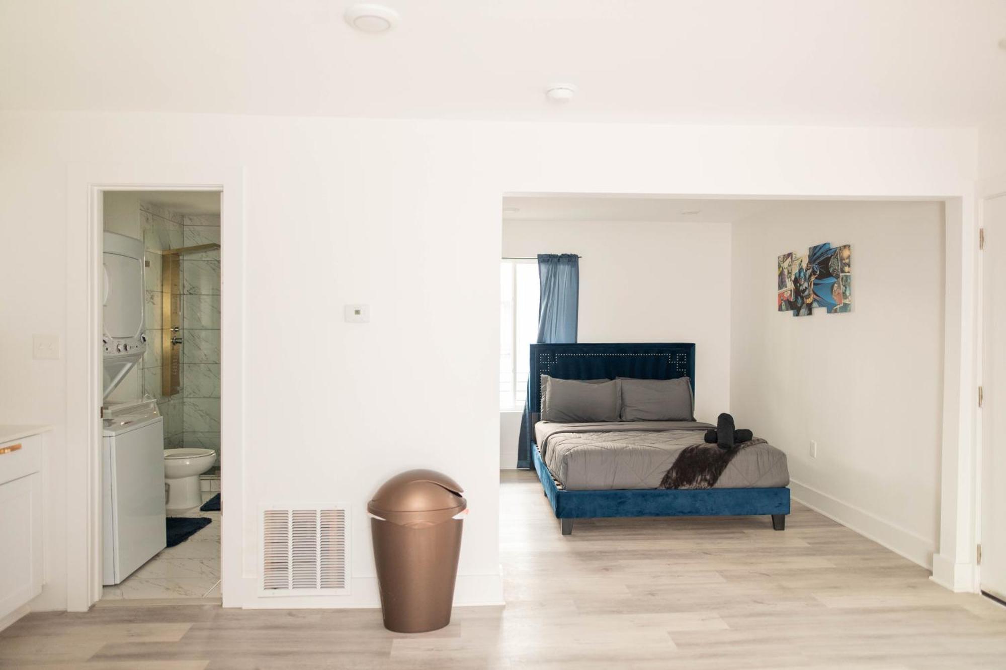 Apartment 1br 1b Contemporary Chrome Escape *