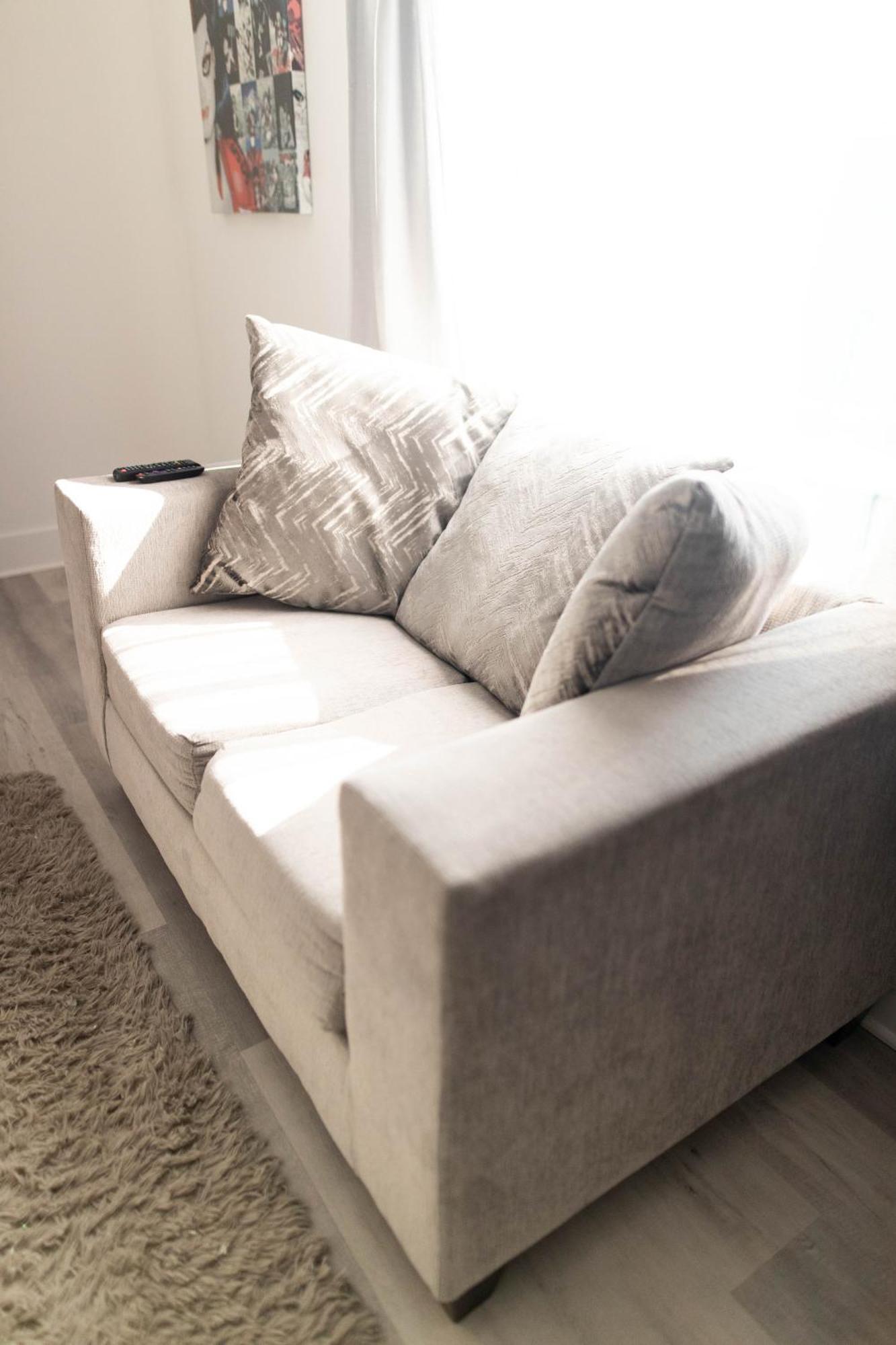 1br 1b Contemporary Chrome Escape *