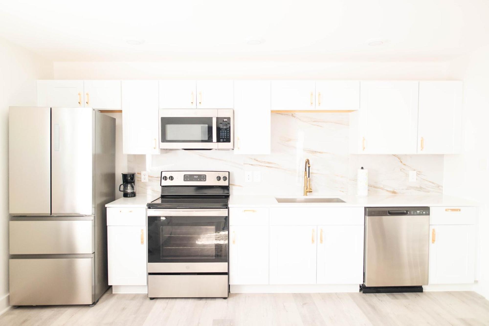 1br 1b Contemporary Chrome Escape *