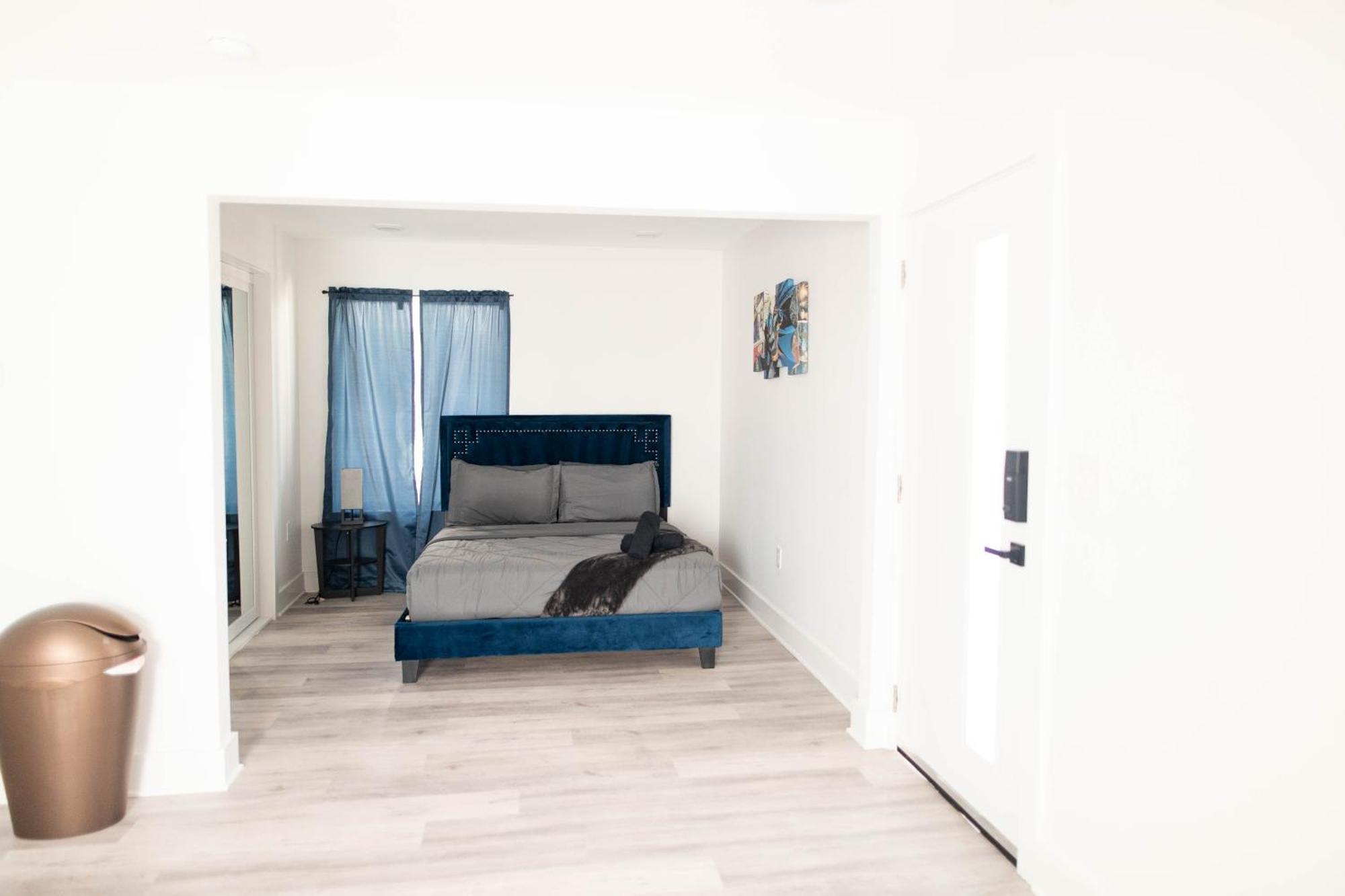 1br 1b Contemporary Chrome Escape Apartment *