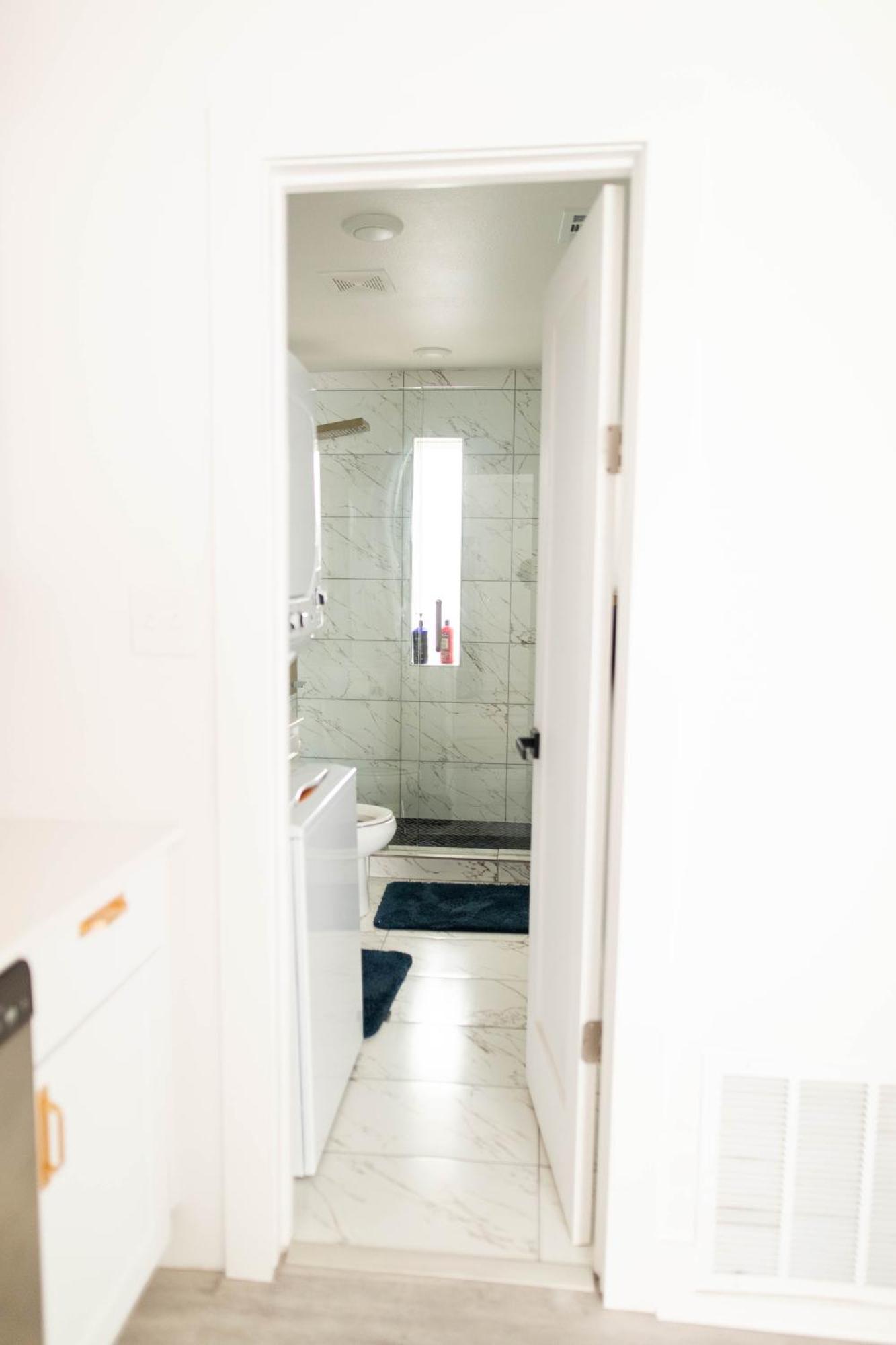 1br 1b Contemporary Chrome Escape Dallas