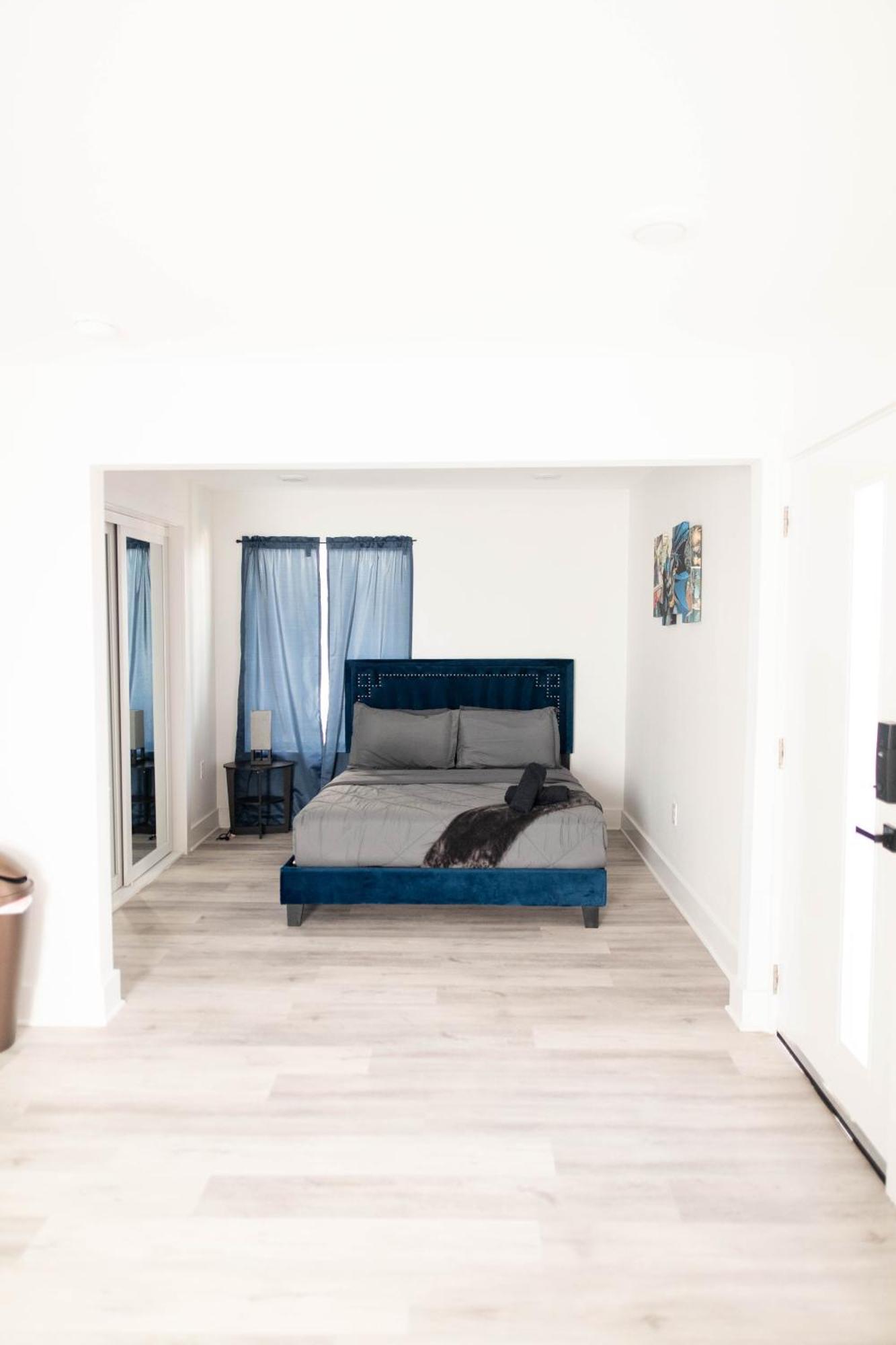 1br 1b Contemporary Chrome Escape *