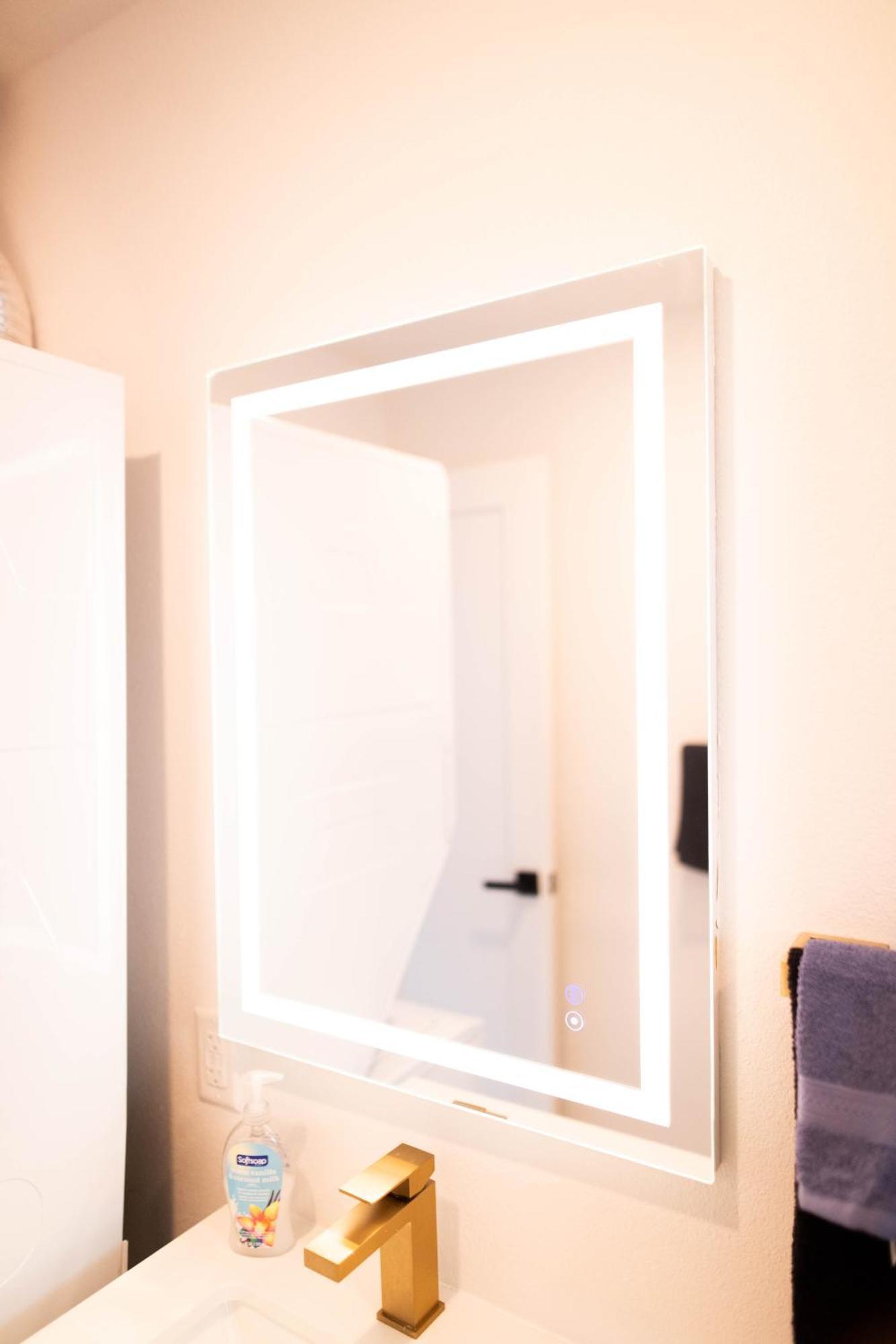1br 1b Contemporary Chrome Escape Apartment *