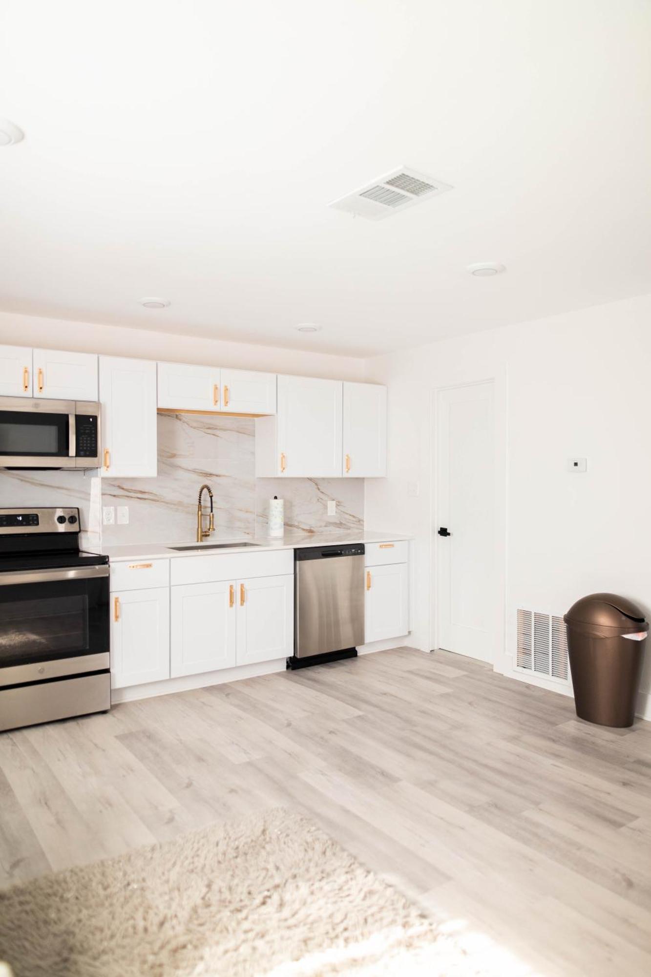 Apartment 1br 1b Contemporary Chrome Escape Dallas