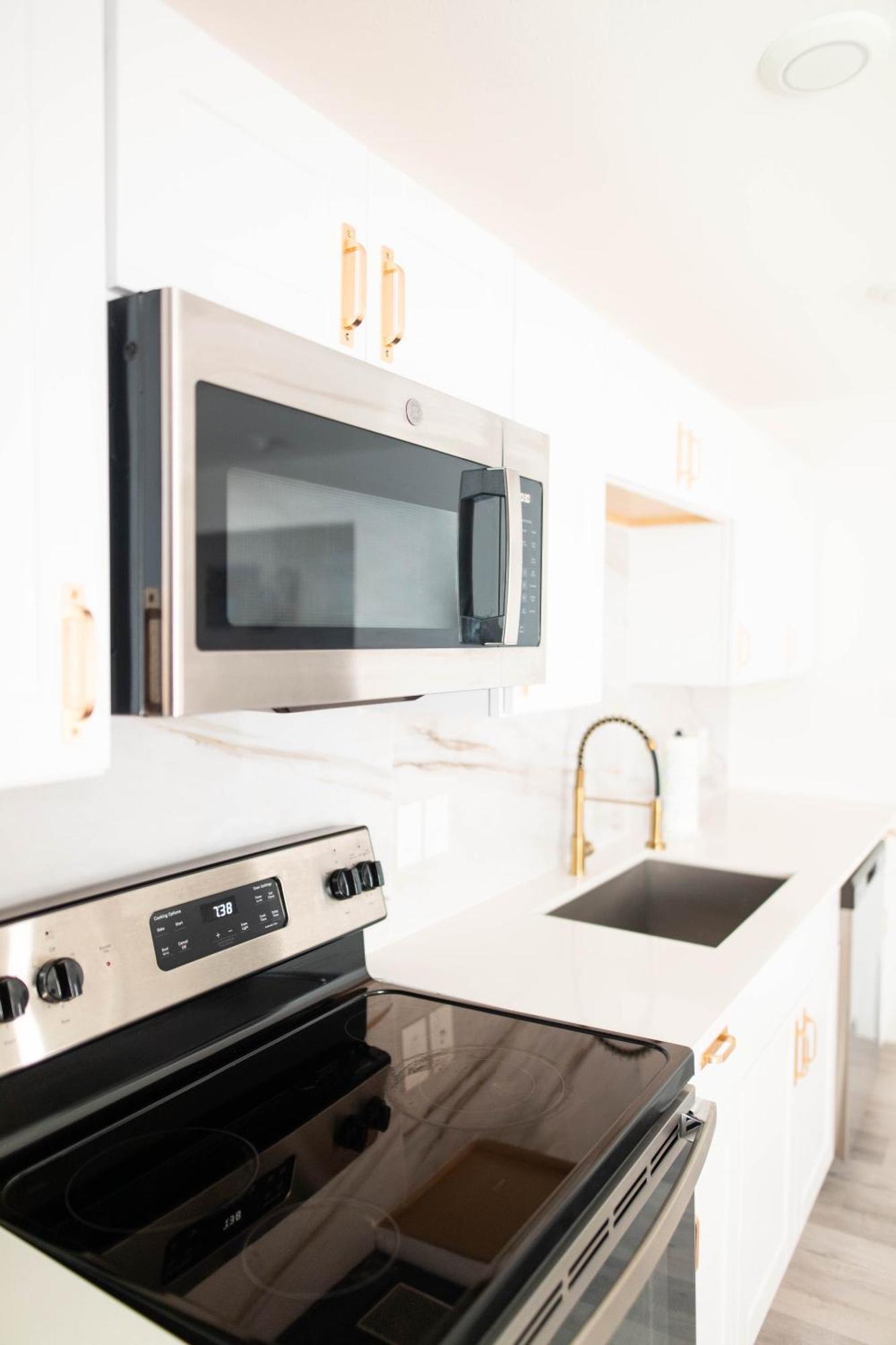 1br 1b Contemporary Chrome Escape Apartment Dallas