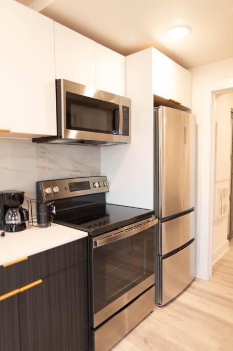 1br 1b Contemporary Chrome Escape Appartamento *