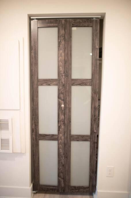 1br 1b Contemporary Chrome Escape Appartamento