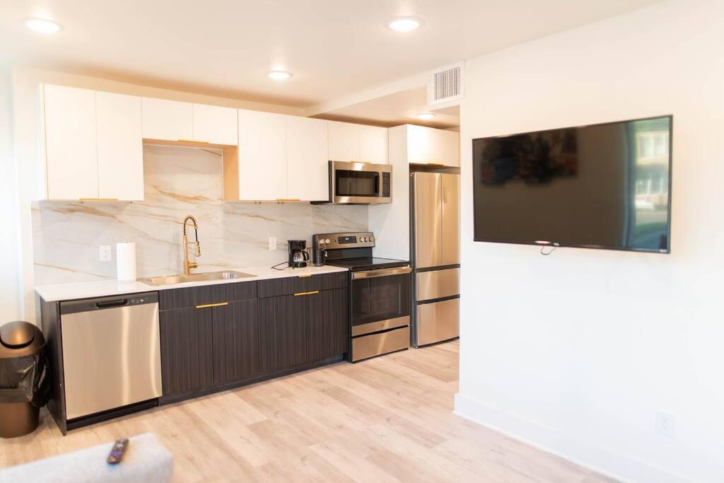1br 1b Contemporary Chrome Escape
