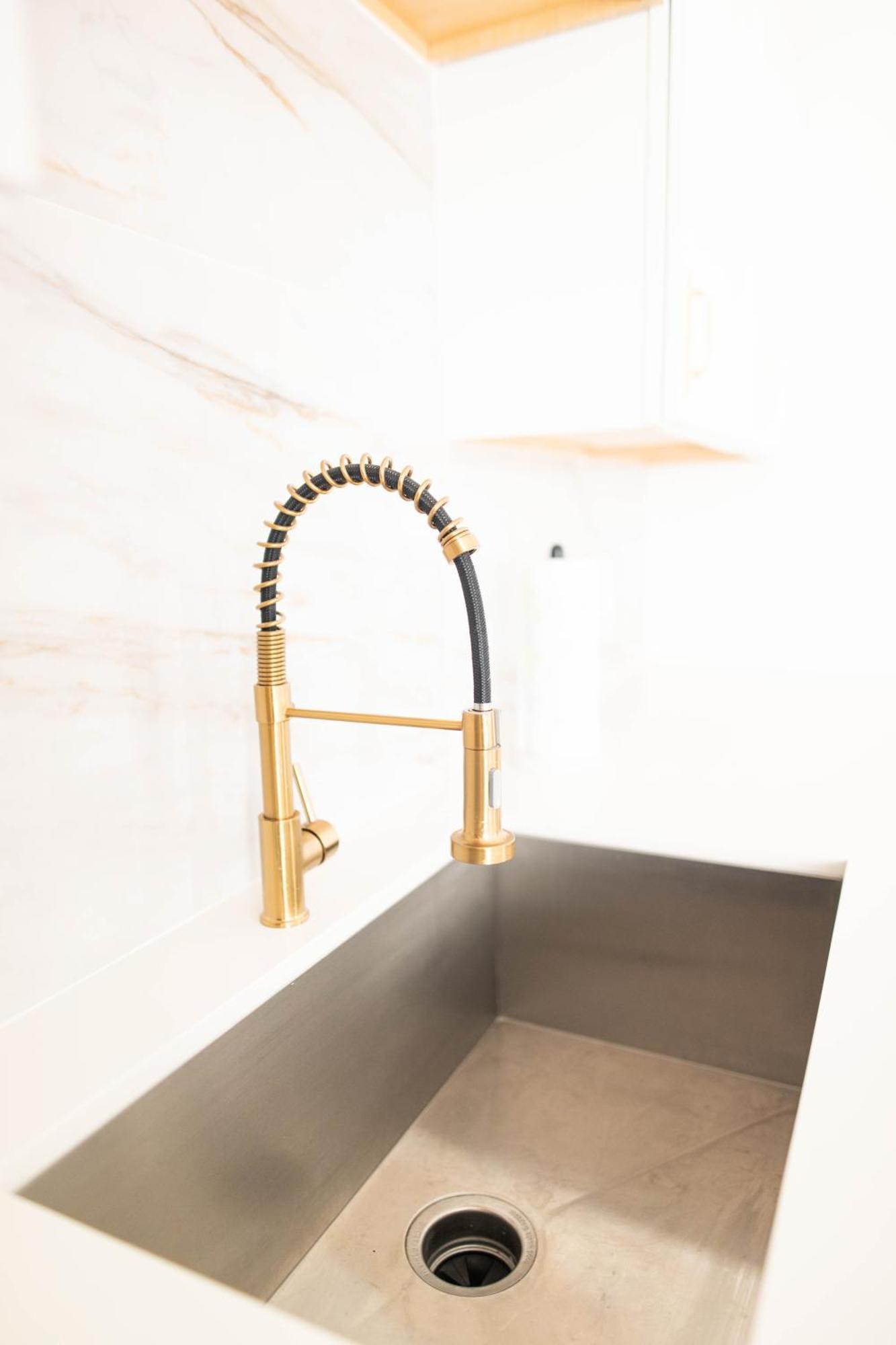 1br 1b Contemporary Chrome Escape * Dallas