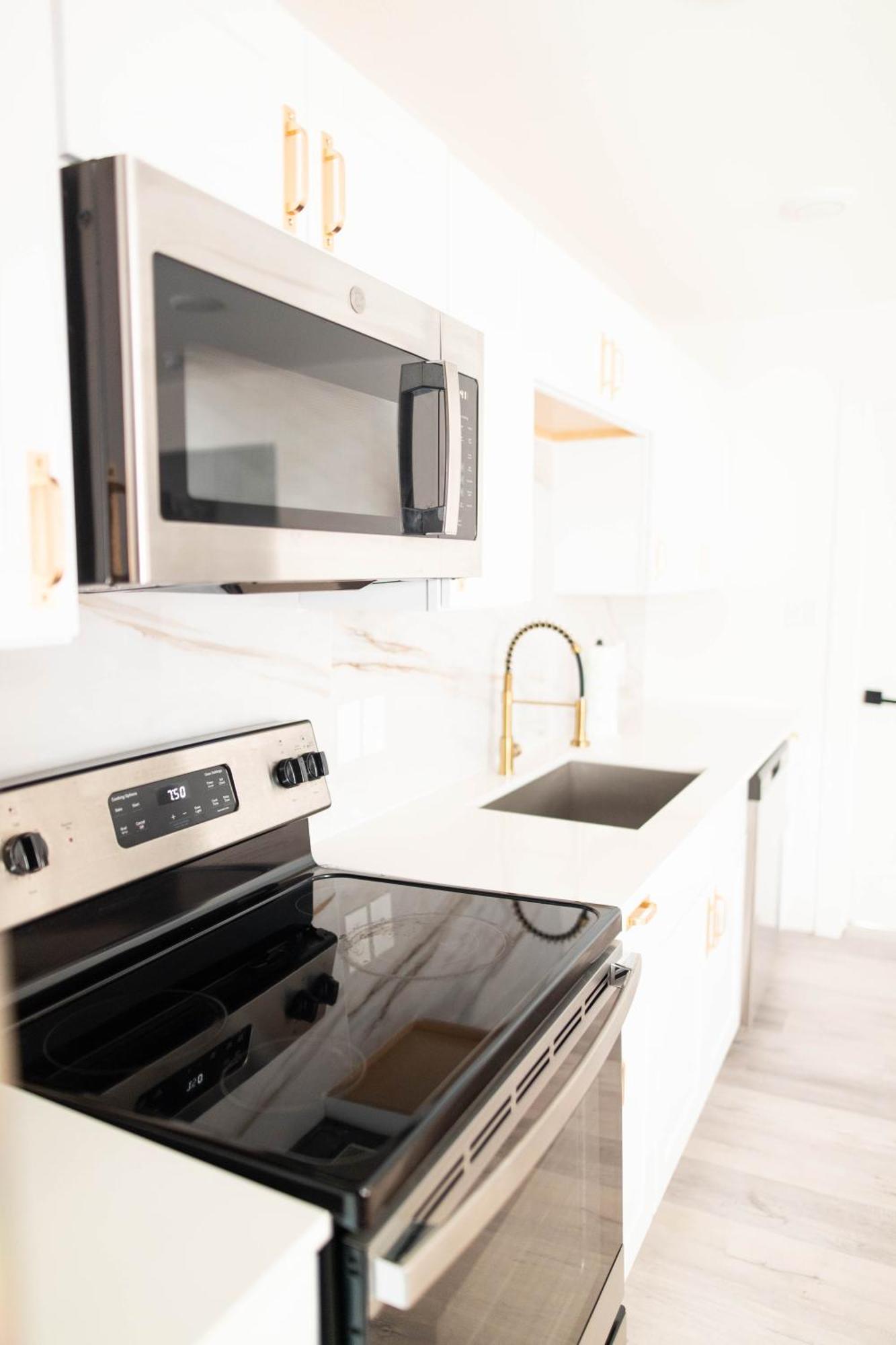 1br 1b Contemporary Chrome Escape Appartamento